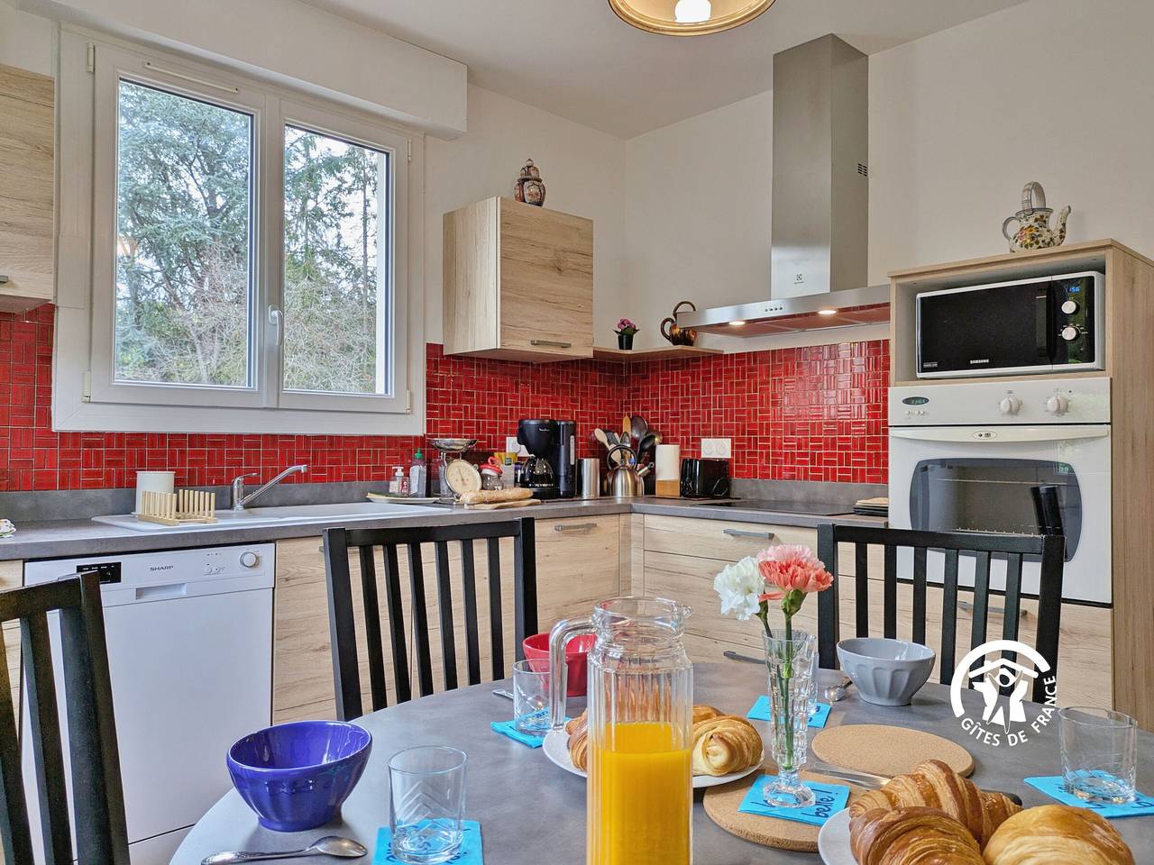 Luminoso Gîte cerca de Laval, 3 habitaciones, gran terreno, ideal para familias in L'Huisserie, Mayenne (desambiguación)