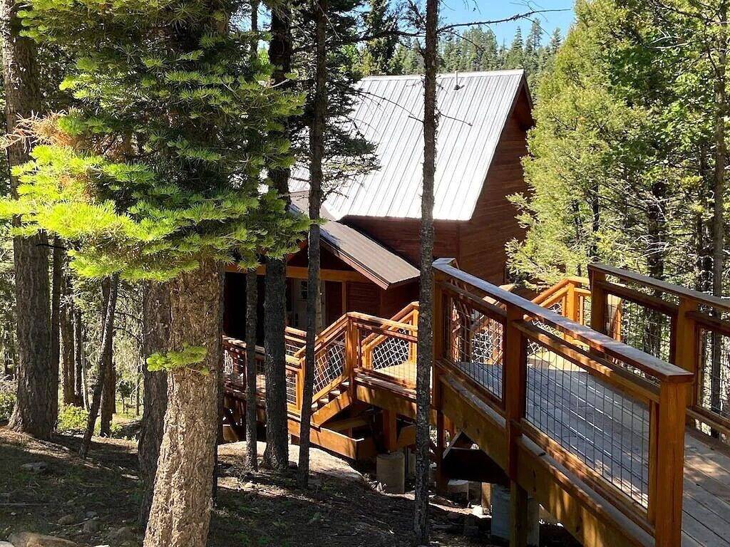Treehouse Bed & Breakfast with stunning mountain views in Angel Fire, Colfax County
