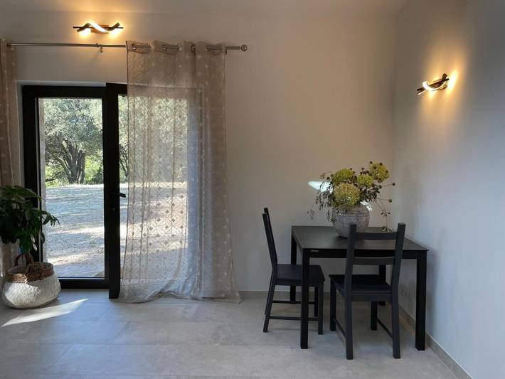 Location de vacances pour 2 personnes, avec vue ainsi que piscine et jardin à Céreste - 4