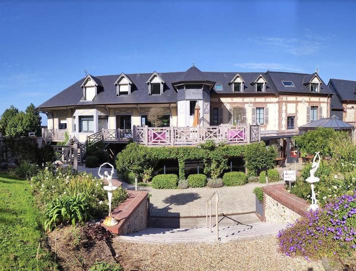 Maison d’hôte pour 3 personnes, avec Terrasse et Jacuzzi ainsi que Jardin et Piscine