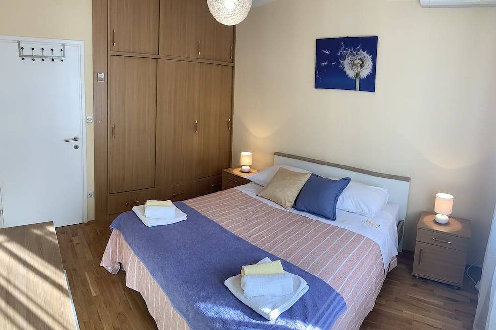 Apartamento entero, Vista panorámica al mar, con piscina al aire libre, a 300 metros del mar in Preko, Uglijan