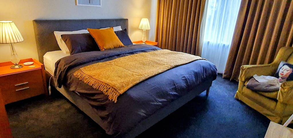 Cosy Mid-Century home, Central, Off Street Parking and Fur Baby Friendly in Newington (Ballarat), Ballarat