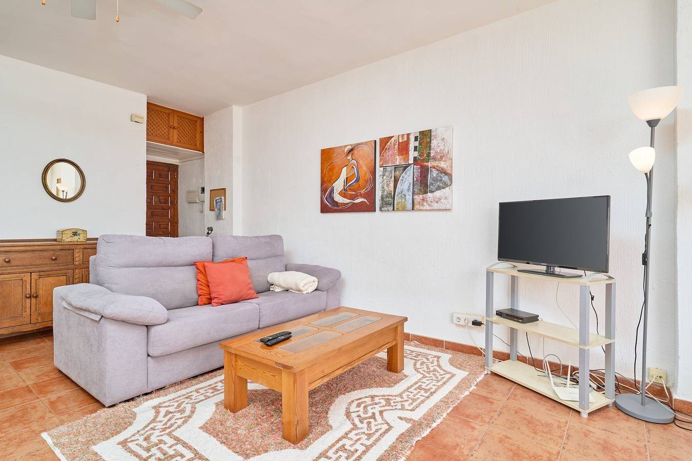 Apartamento entero, Apartamento 'Carabeo 19' con vistas al mar, Wi-Fi y aire acondicionado in Playa Carabeíllo, Nerja