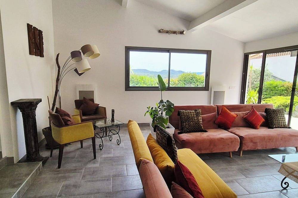 Detached house with garden, private terrace and shared swimming pool. in Pertuis, Parc naturel régional du Luberon