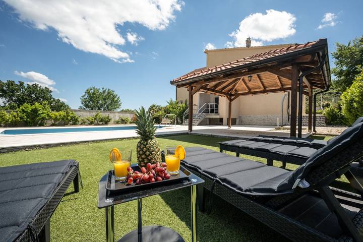 Ferienhaus für 10 Personen, mit Pool und Sauna sowie Garten