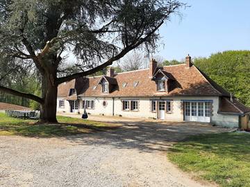 Gîte pour 13 personnes, avec terrasse ainsi que jardin et piscine dans Autrèche