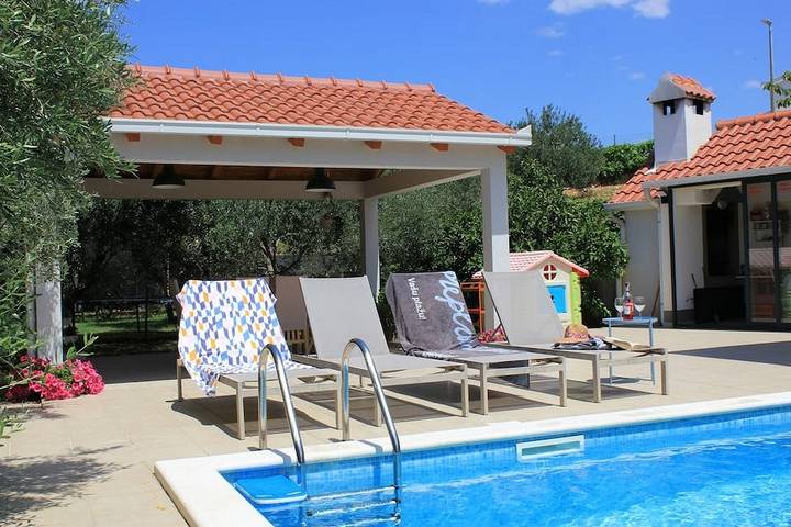Smještaj za odmor za 8 osoba, s Balkon/terasa i Bazen u Plano (Dalmacija)