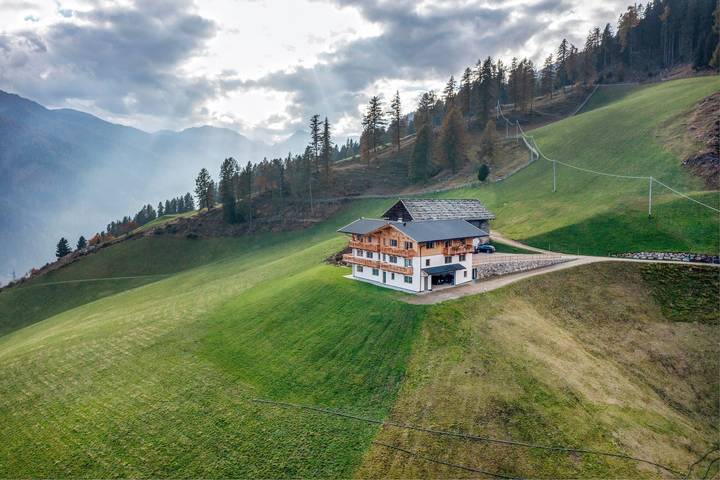 Entire studio, Studio Apartment 'Apartment Ocher' with Mountain View, Shared Garden and Wi-Fi in Ulten, Ortler Alps