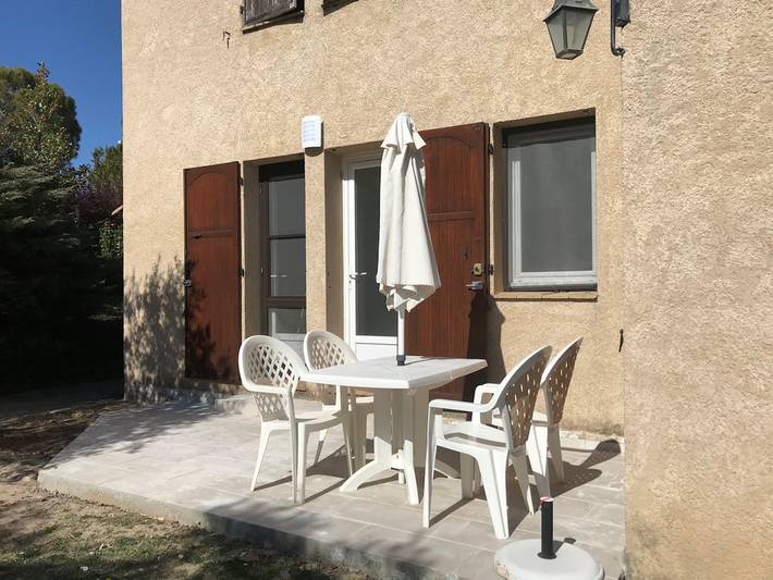 Appartement de vacances pour 3 personnes, avec jardin ainsi que piscine et terrasse