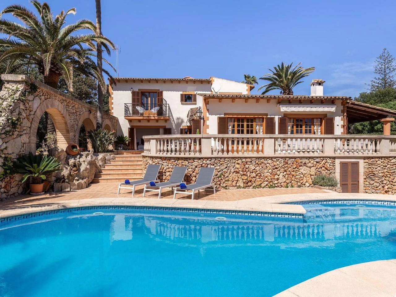 Beautiful villa for 8 people with pool, garden & terrace with sea views in Port Nou, Son Servera