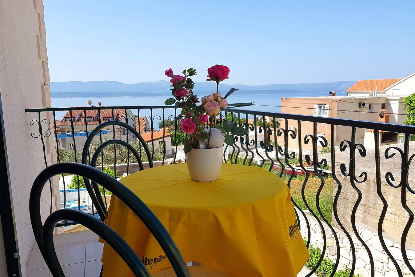 Ganze Wohnung, 1-Zimmer-Ferienwohnung mit Balkon und Meerblick Bol, Brac A-2890-a in Bol Insel Brac, Bol