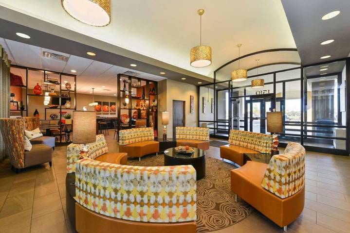 Hôtel pour 4 personnes, avec piscine ainsi que jacuzzi et terrasse à Minot - 2