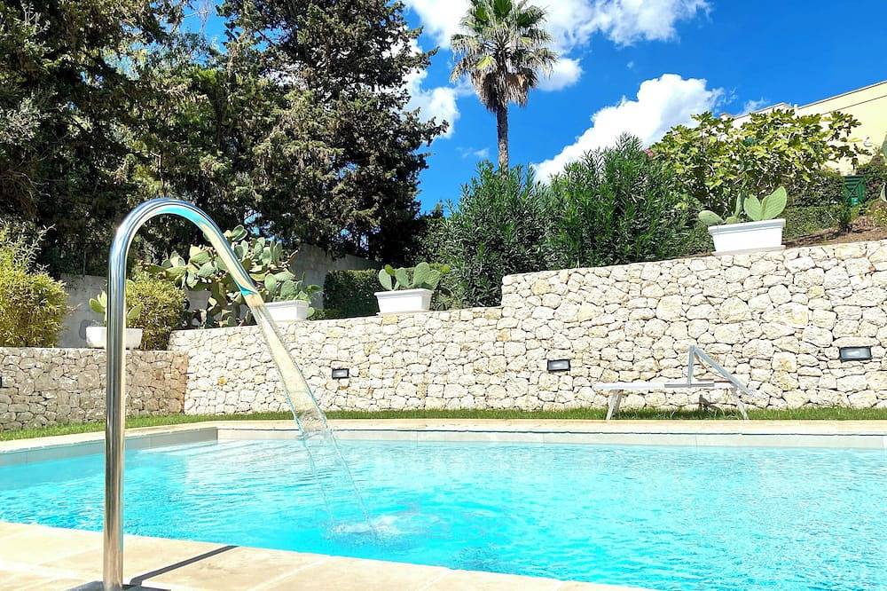 Entire apartment, Vistamare Piano Terra Wi.Fi. Fre, Otranto a 10km in Santa Cesarea Terme, Lecce Province