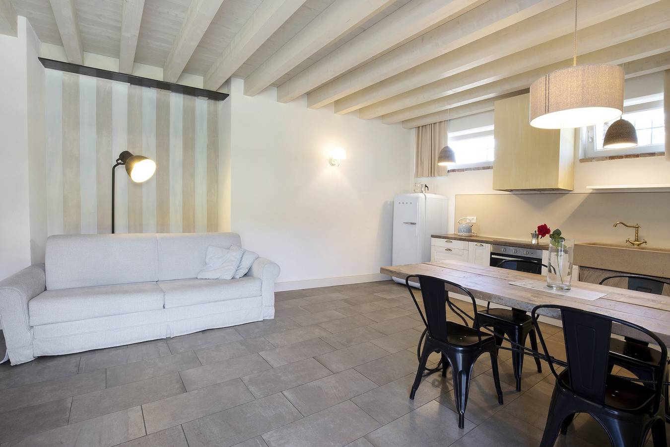 Entire apartment, Holiday Apartment "Ligustro" with Private Terrace, Shared Garden & Pool in Rivoltella del Garda, Desenzano del Garda