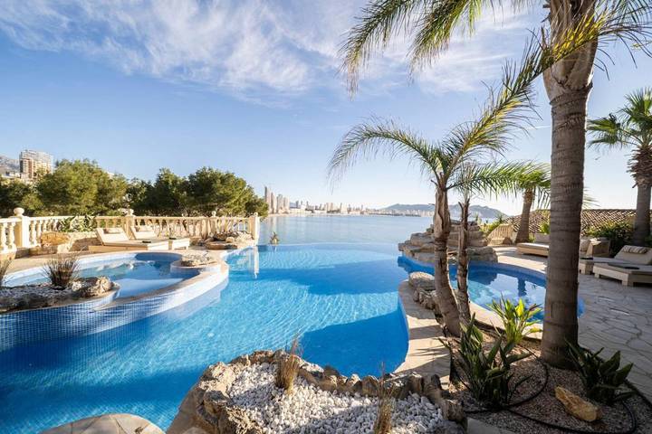 Finca für 14 Personen, mit Balkon und Whirlpool sowie Terrasse und Pool in Benidorm