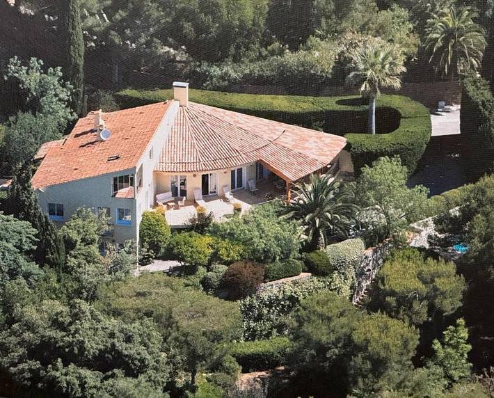 Location de vacances pour 11 personnes, avec jardin ainsi que piscine et vue dans Plage Du Pradeau