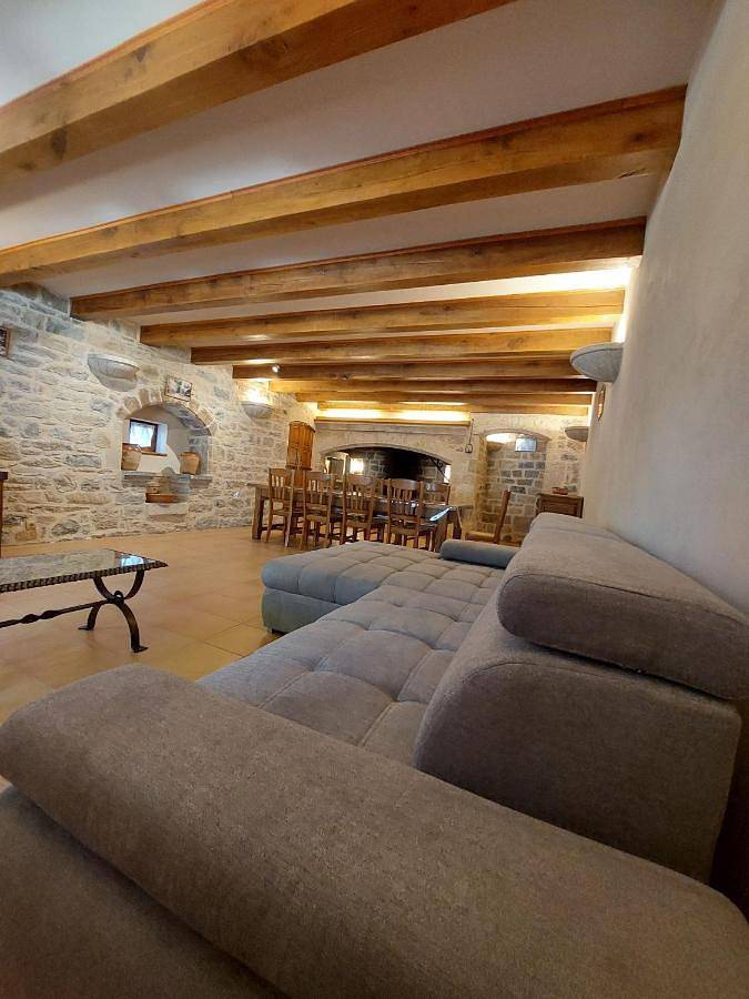 Location de vacances pour 8 personnes, avec jardin ainsi que terrasse et vue à Peyreleau