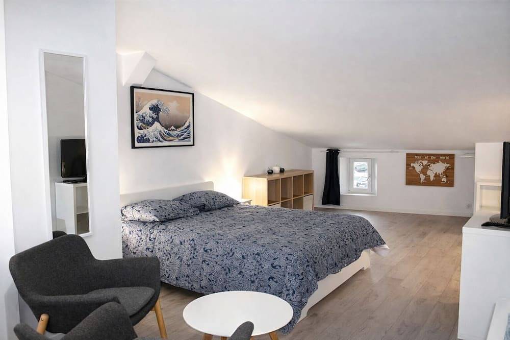 Appartement entier, Grand studio neuf, Cuers centre, avec parking. in Cuers, Côte méditerranéenne (France)