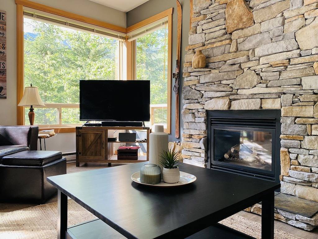 Beautiful Ski In/Out Riverside Retreat at the Base of Panorama ♥️♥️ in Panorama