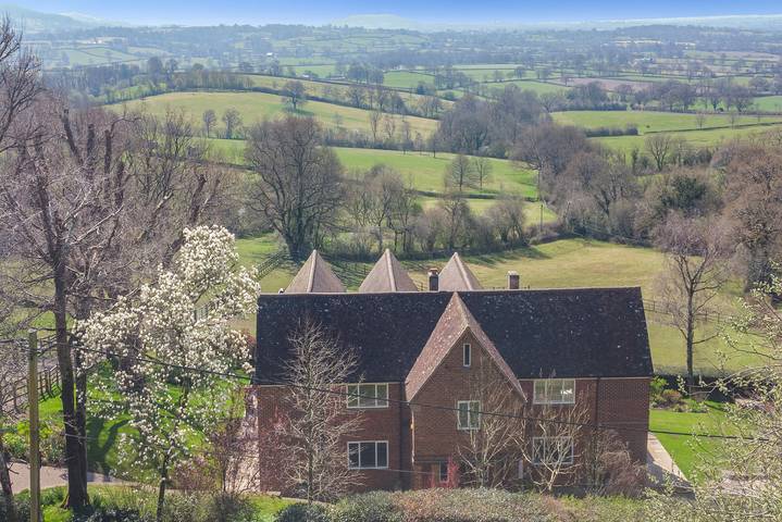 Vacation rental for 9 people, with Terrace in Wiltshire