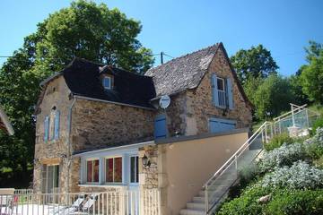 Gîte pour 9 personnes, avec jardin et jacuzzi, animaux acceptés à Maleville