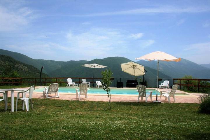 Agriturismo per 3 persone, con giardino e piscina nonché panorama, con animali domestici in Valnerina