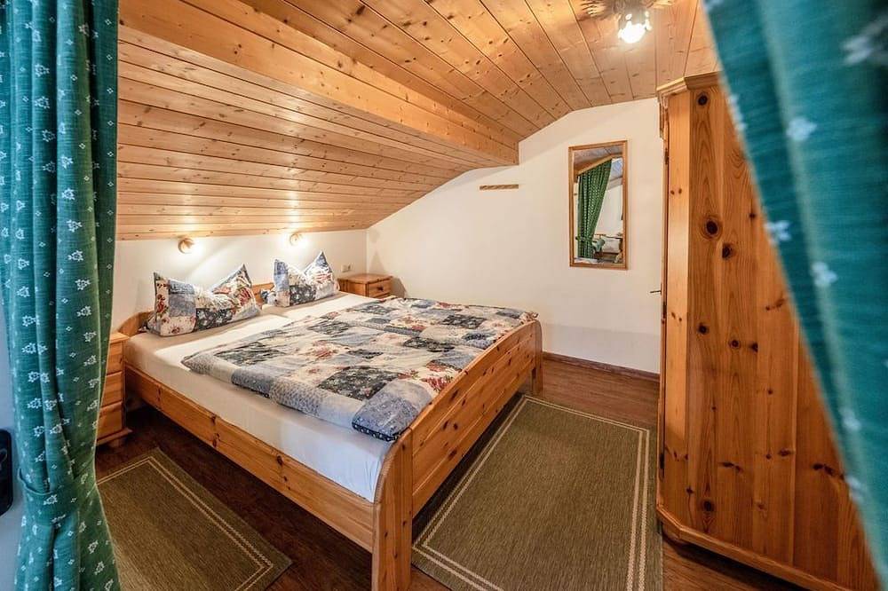 \"Enzian\" - Ferienwohnung/Wohn-Schlafraum/Dusche,Wc - Braun, Landhaus in Mittenwald, Bayerische Alpen