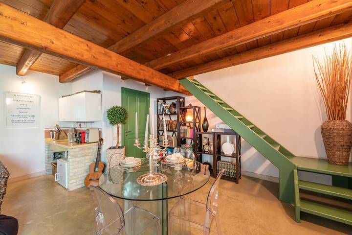 Maison de vacances accueillante avec Wi-Fi, climatisation, jardin, terrasse et douche extérieure in Monserrato, Campidano
