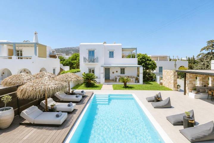 Location de vacances pour 12 personnes, avec jacuzzi ainsi que piscine et jardin dans Drios