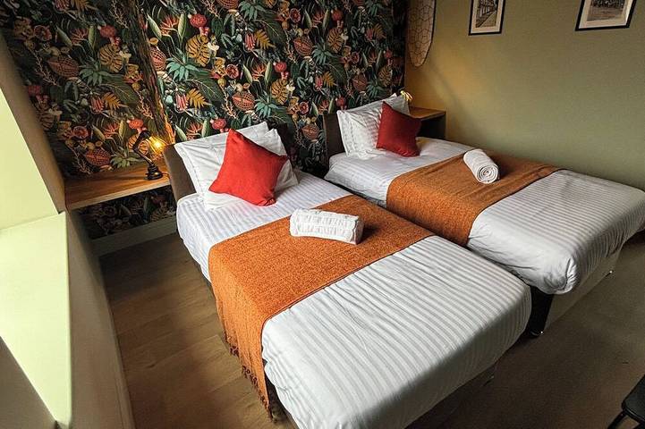 Large Period Property On The Edge Of City Centre. in Worcester, Worcestershire