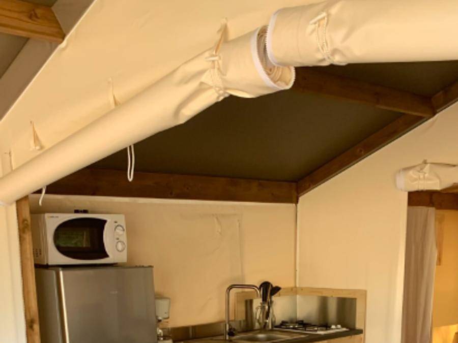 Flower Camping Le Bel Air - Bungalowzelt 5 personen - Freeflower Standard 37m² - 2 Schlafzimmer - ohne Sanitäranlagen - überdachte Terrasse von 8m² 5 pers. in La Flotte, Ile de Re