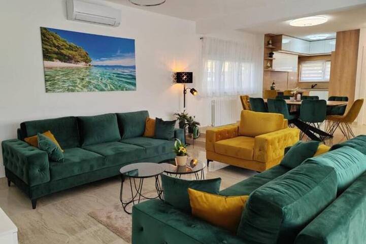 Five Bedroom Villa with Private Pool in Dalmatinisches Zagora