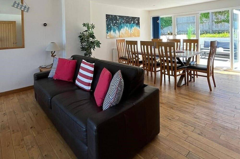 Fantastic Location!  2 min walk to \"Best Uk Beach\" Sunday Times.  Dog friendly in Porth, Newquay