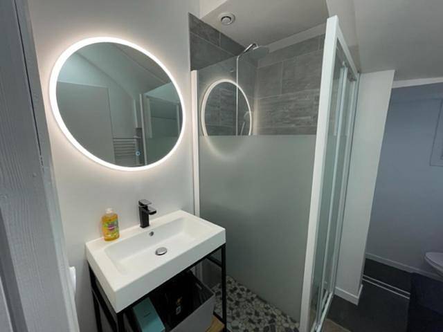 Appartement entier, - Le Nuage - Unique, espace Spa privatif et jardin avec plancha et salon privatif, stationnement public gratuit in Niort, Région de Niort
