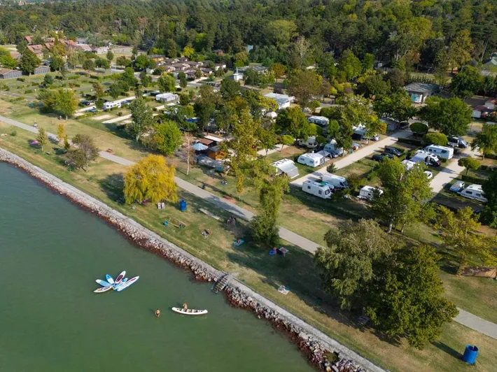 Camping für 4 Personen, mit Ausblick und Garten sowie Pool und Terrasse - 1