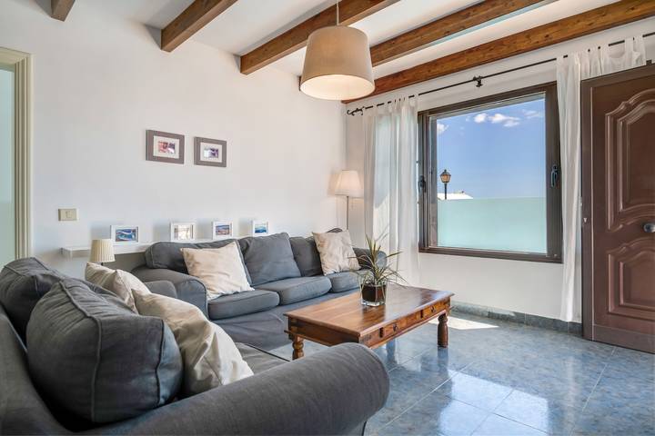 Villa 'Princesa Faina' mit teilweisem Meerblick, privatem Pool und Wlan in Tías, Lanzarote