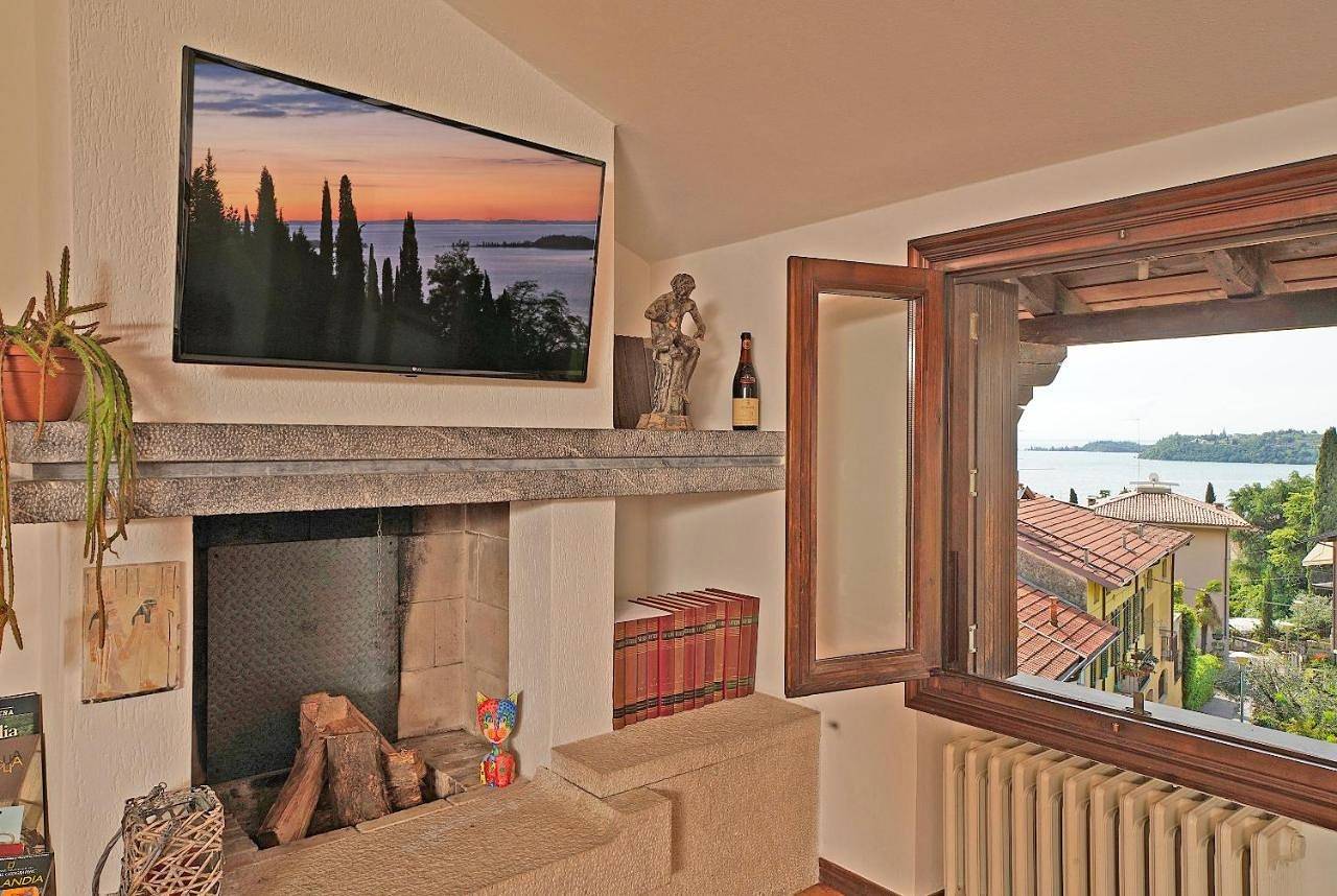 Appartamento intero, Valle Fiorita 42 - Lake view apartment in Gardone Riviera, Prealpi Gardesane
