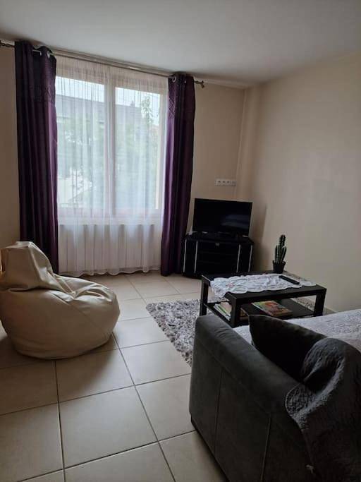 Appartement entier, Two-Bedroom Apartment in Viry-Châtillon, Essonne