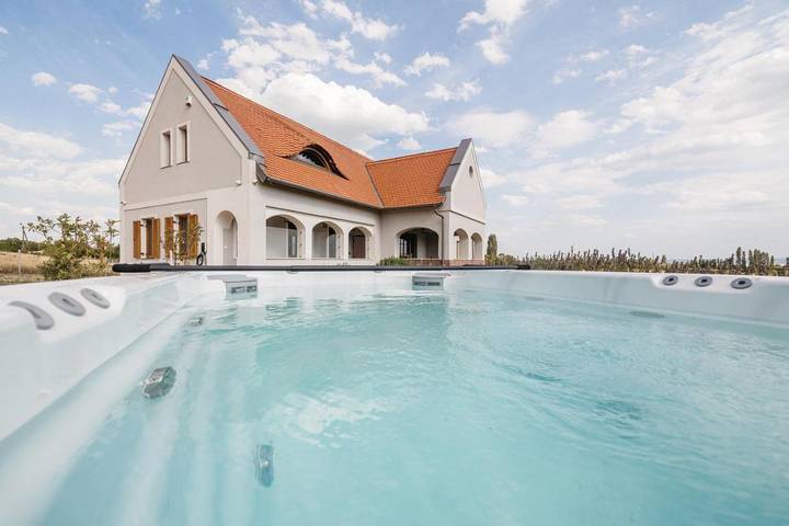 Villa für 17 Personen, mit Ausblick und Pool sowie Sauna und Garten, mit Haustier am Balaton