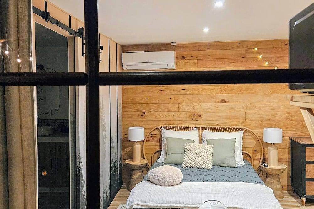 Essencia - self-catering cottage in the Toulon hills with spa, air conditioning and parking in Toulon, Toulon Region