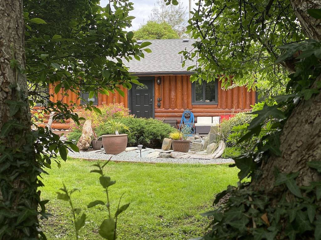 Ein echtes Westküstenerlebnis 3-Zimmer-Blockhaus auf privater Fläche. in Sooke, Vancouver Island