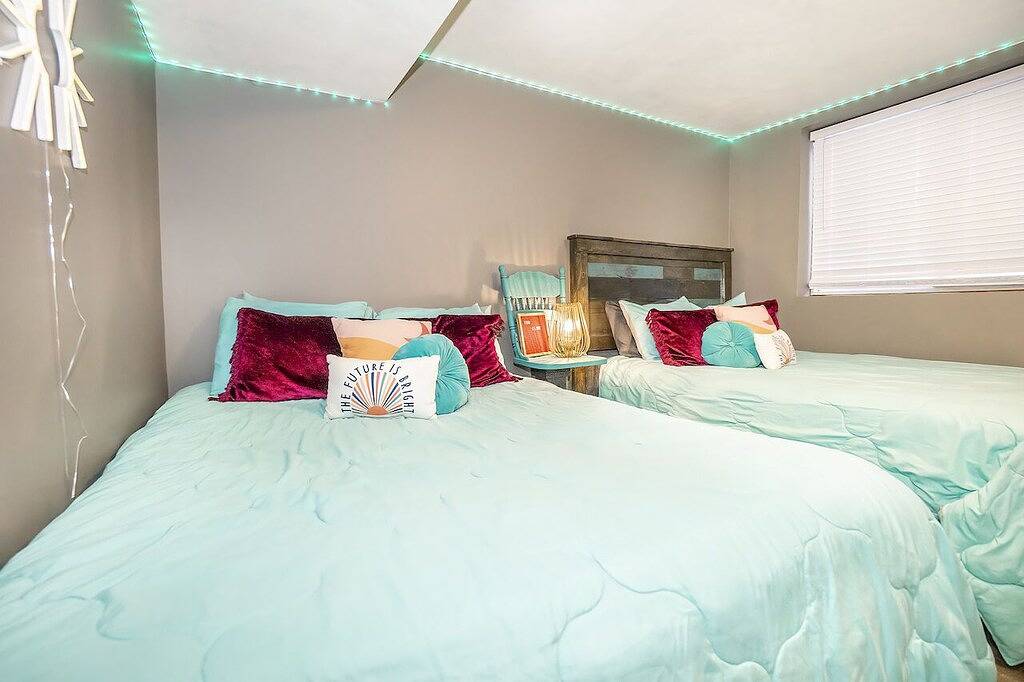 Großes Haus, zentral gelegen, nur wenige Minuten von allem entfernt. Schlaf 19-22 bequem in Lancaster County (NE)