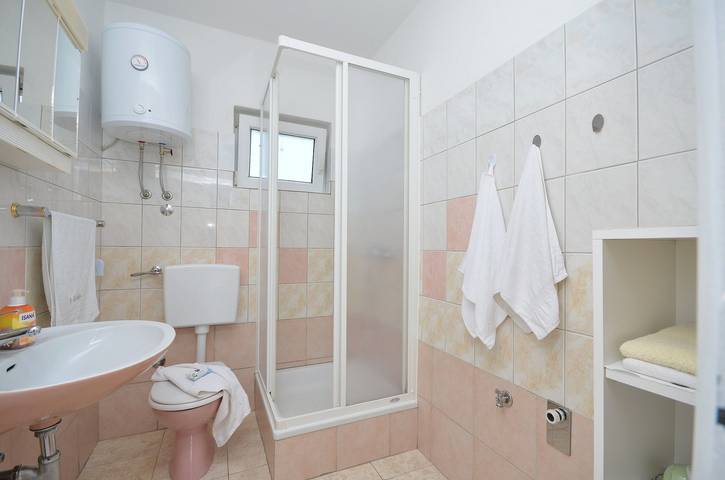 Gîte pour 6 personnes, avec piscine et terrasse à Tribunj - 3
