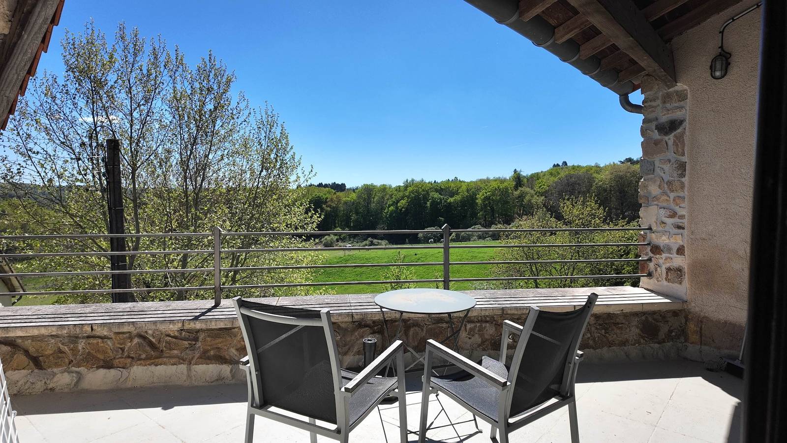 Vakantiehuis 'Domaine De Bellac - La Belle Vue' met gedeeld zwembad, privéterras en wifi in Roussines, Regionaal Natuurpark van de Perigord-Limousin