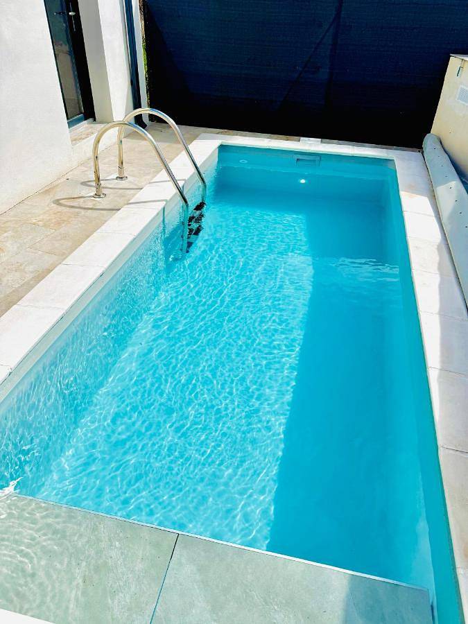 Location de vacances pour 6 personnes, avec piscine ainsi que terrasse et vue à Saint-Maximin (Nimes) - 2