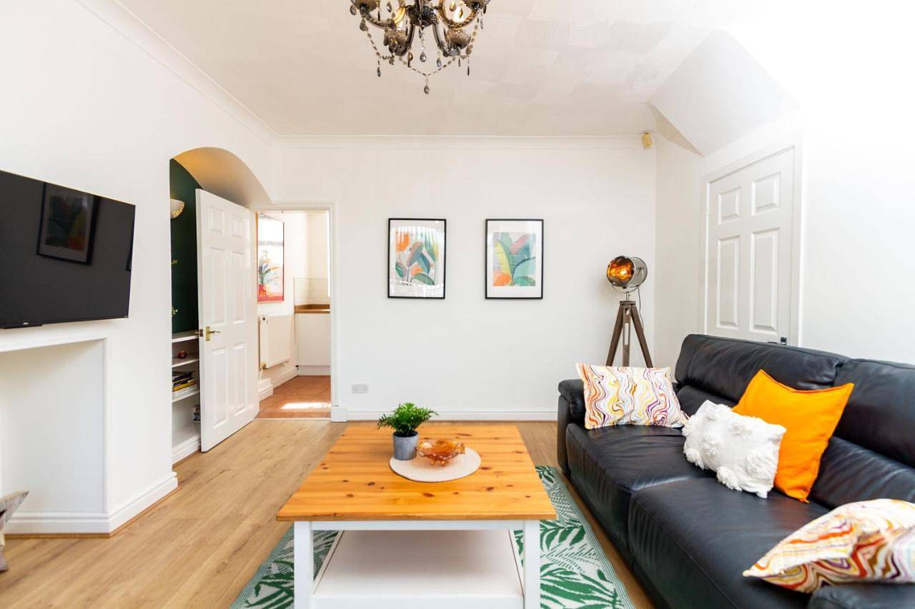 Entire apartment, Stylish Comfort: 2Br Home in the Heart of Wigan in Wigan, Greater Manchester
