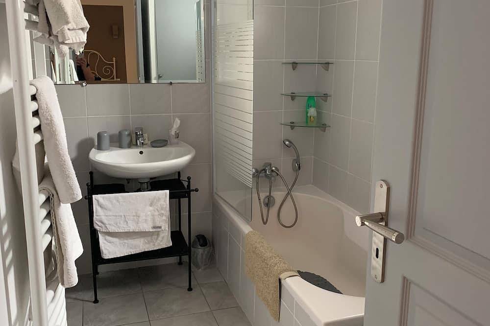 Apartamento entero, Comfortable apartment in the owner's villa with private garden in Biguglia, Región de Bastia