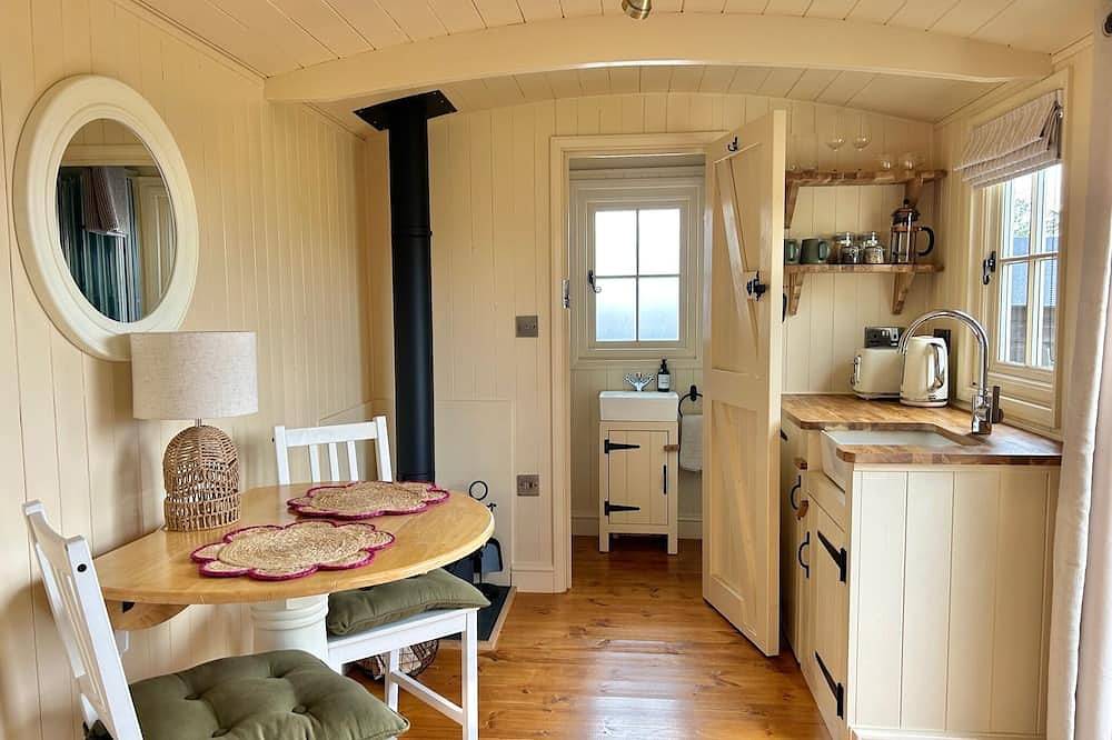 Cosy, boutique Shepherd's Hut near Cambridge; free bicycles in Histon (Cambridgeshire), Cambridgeshire