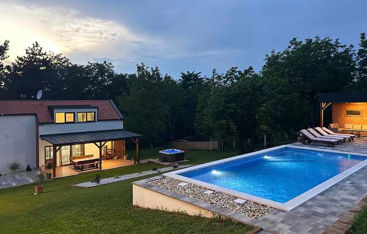 Ferienhaus für 8 Personen, mit Pool und Terrasse sowie Garten und Ausblick, mit Haustier - 1