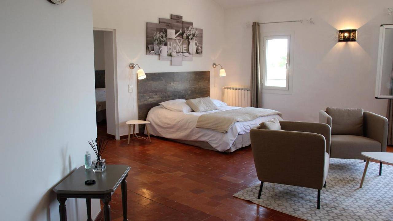 Comfort Triple Room with Shower in Caromb, Parc naturel régional du Mont-Ventoux